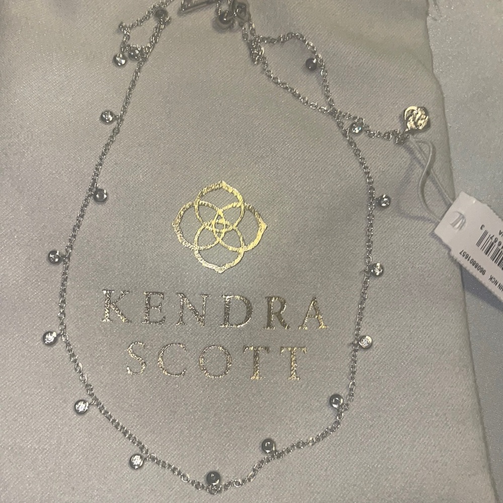 Kendra Scott Amelia Chain Necklace in silver.